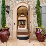 entrance-to-luxury-vineyard-inn-california