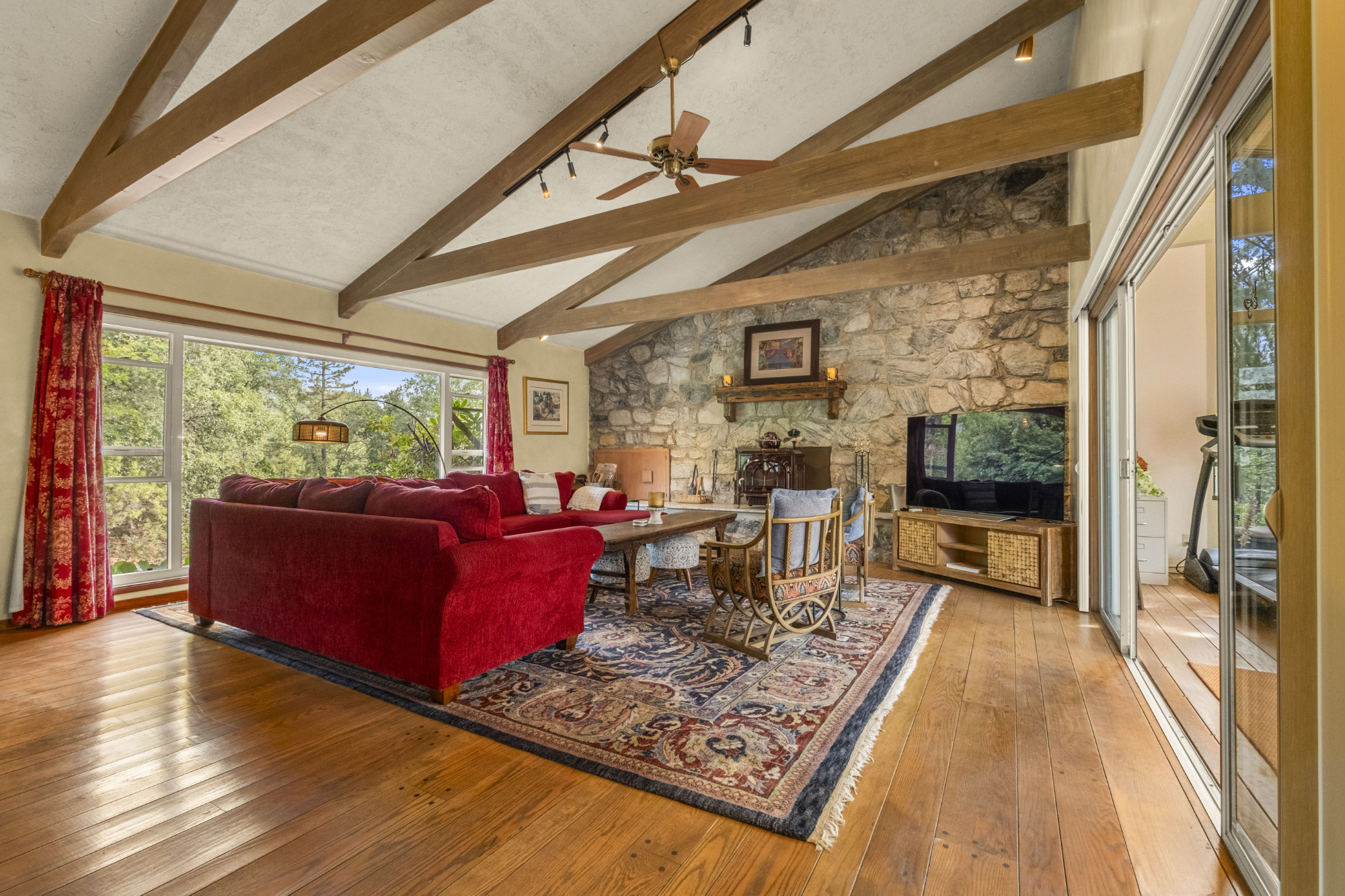 sierra-foothills-vineyard-home-great-room