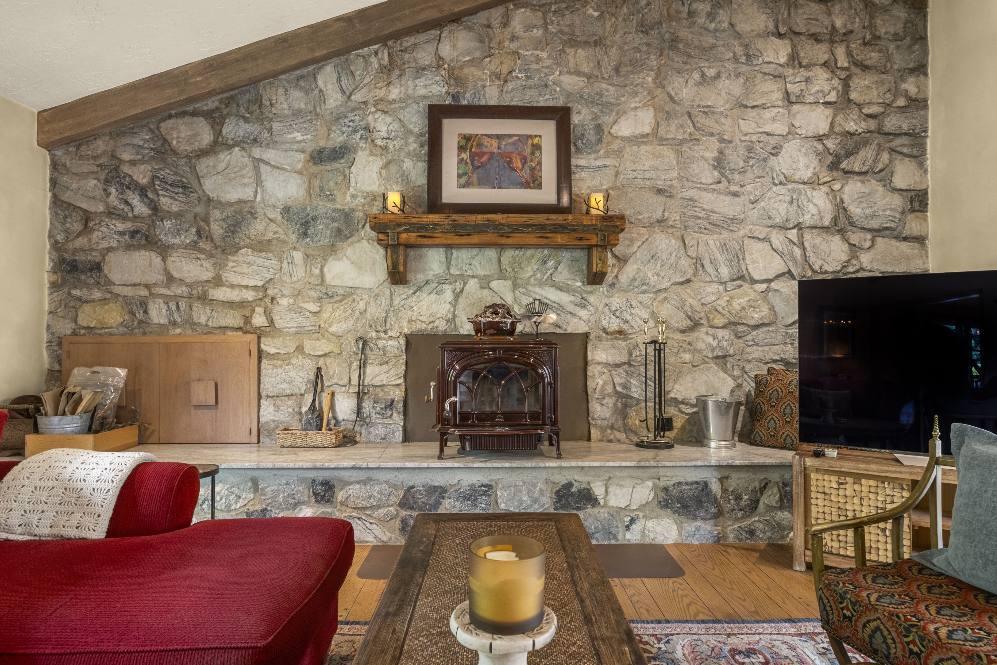 narrow-gate-vineyards-stone-fireplace-great-room