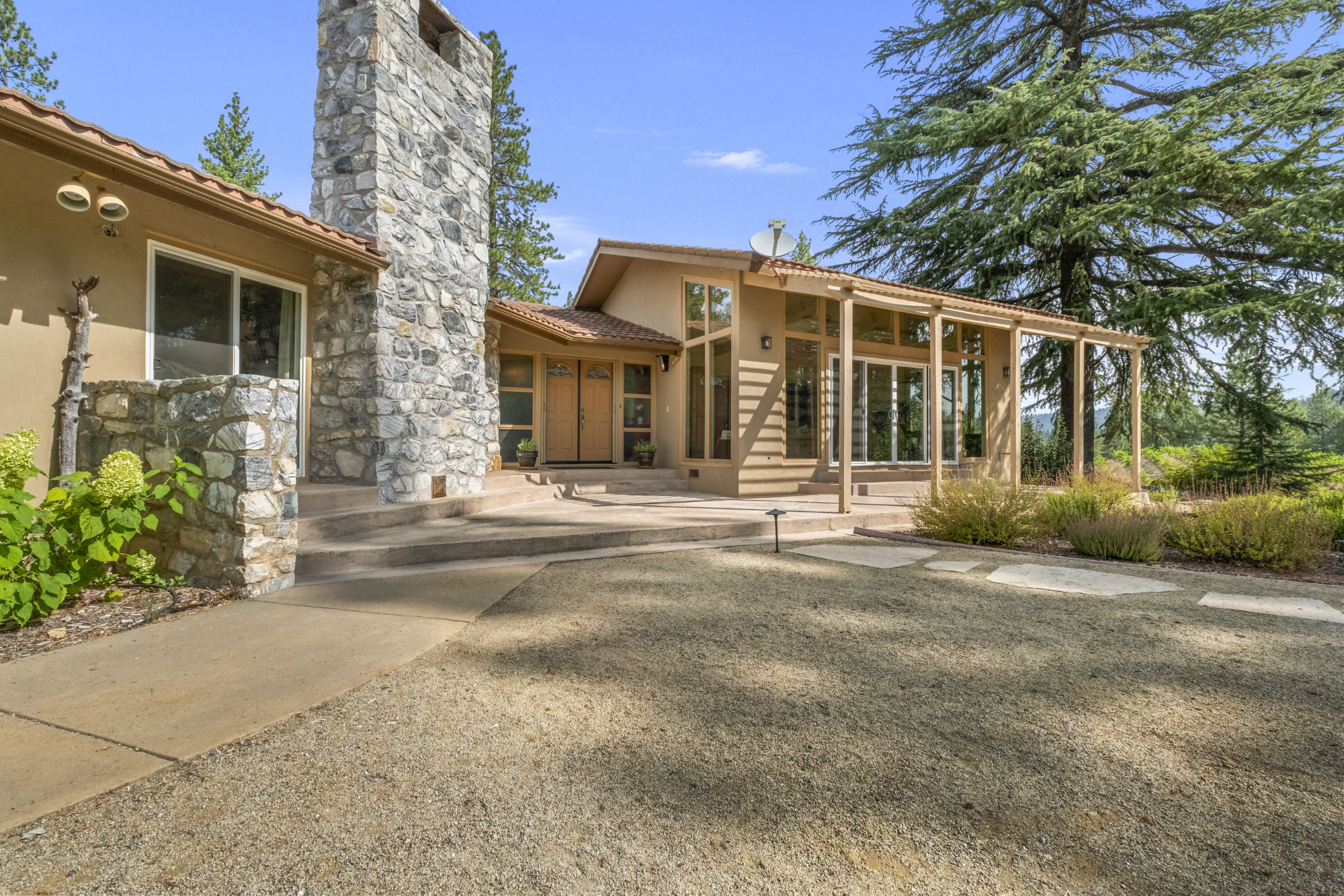 narrow-gate-vineyards-mid-century-home-el-dorado-county