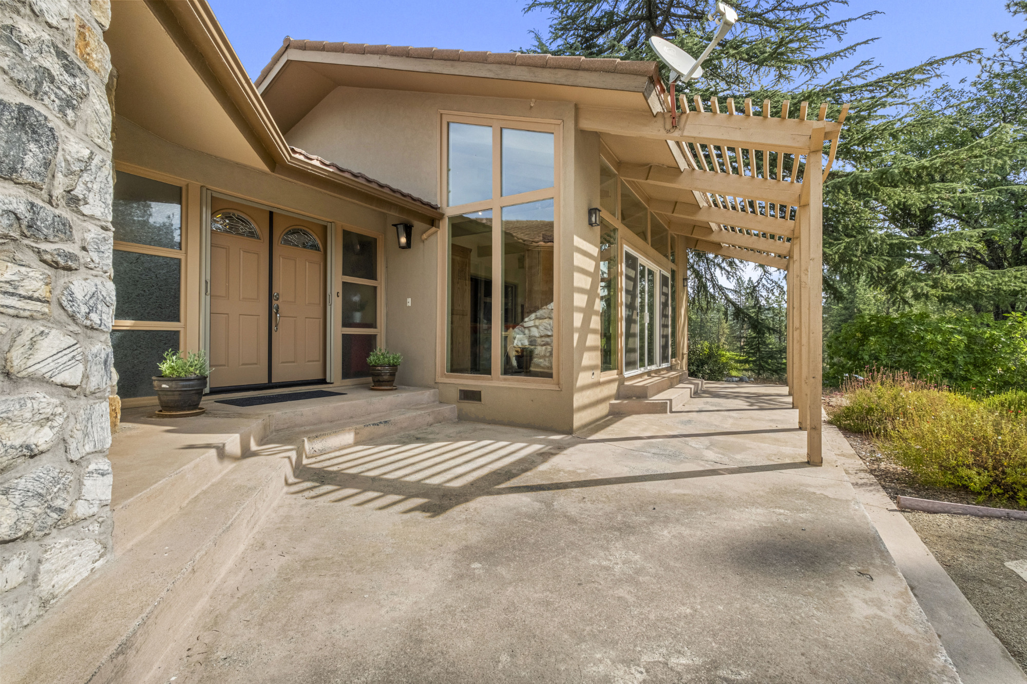 narrow-gate-vineyards-custom-mid-century-residence